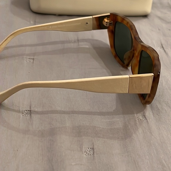 🔥HP🔥LINDA FARROWxTHE ROW. Light tortoise frames+leather wrapped earpieces. - Picture 9 of 15